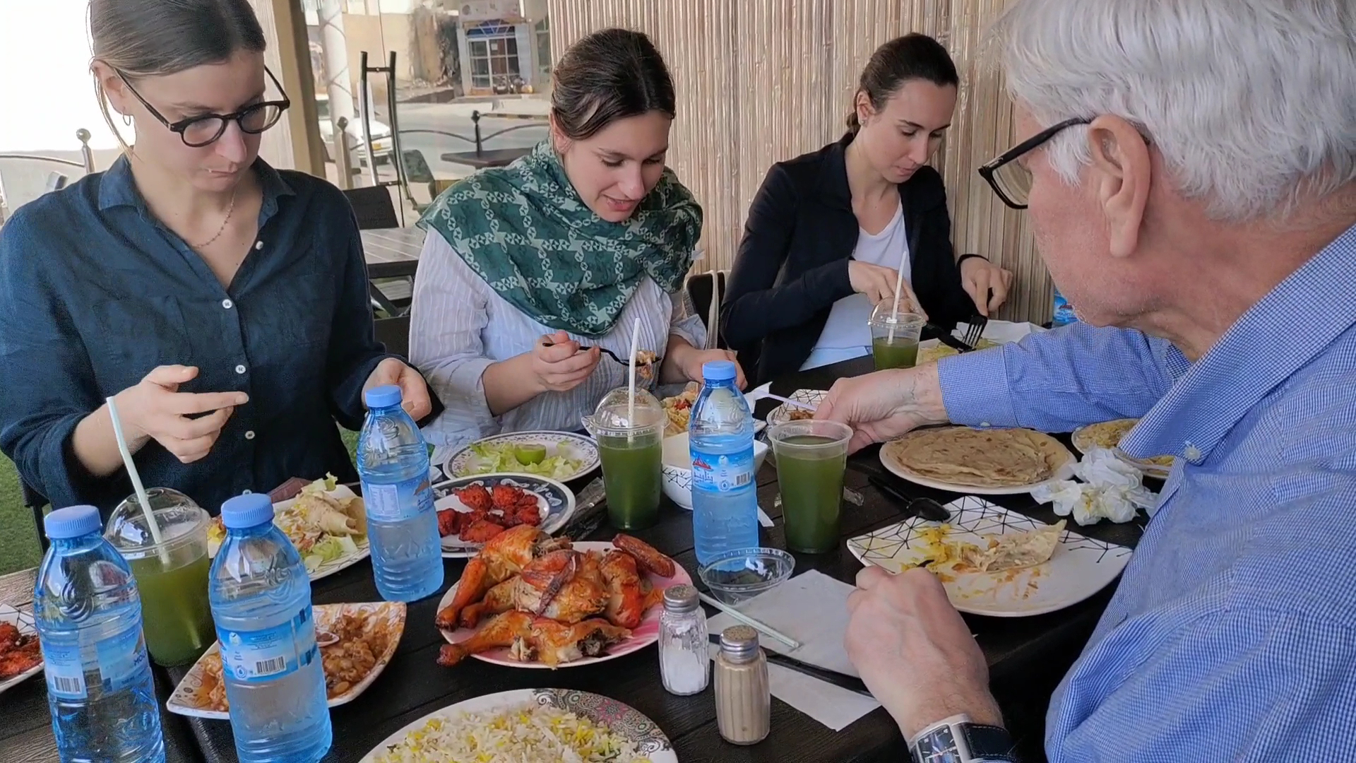 Wahat Al Tabiya Trad. Restaurant: customers enjoying the food