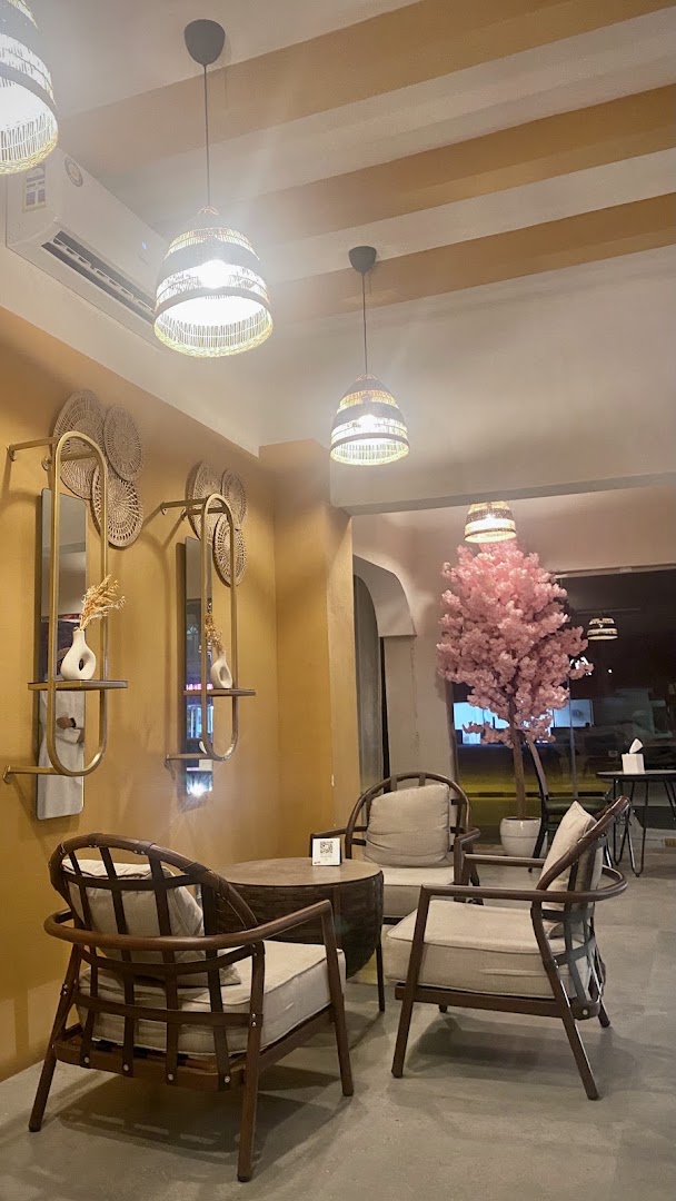 Almizy Cafe: clear, inviting interior atmosphere
