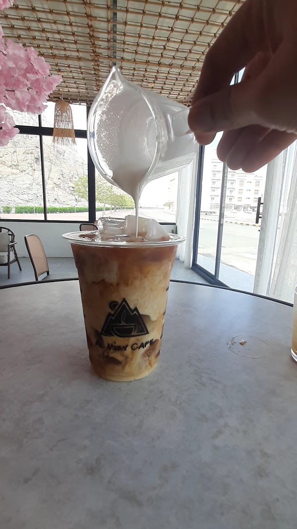 Almizy Cafe: appealing shot of drink preparation