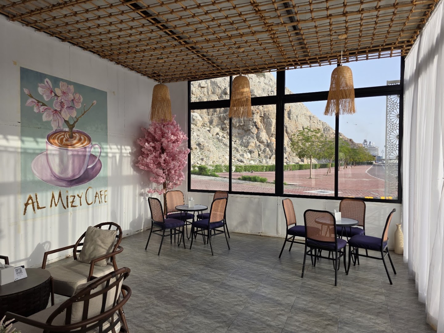 Almizy Cafe: attractive, clear interior venue photo
