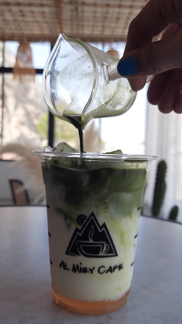 Almizy Cafe: appealing drink preparation shot
