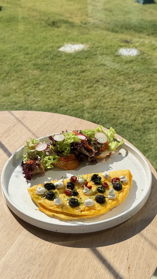 Hooves Cafe & More: appetizing food photo with lighting