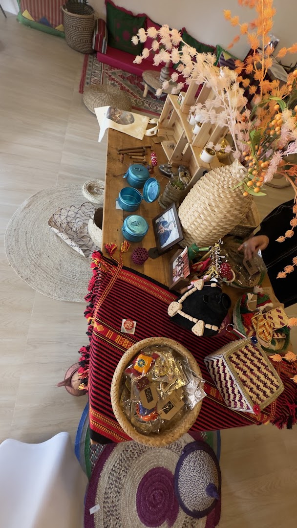Zaree Khasab: clear display of shop products