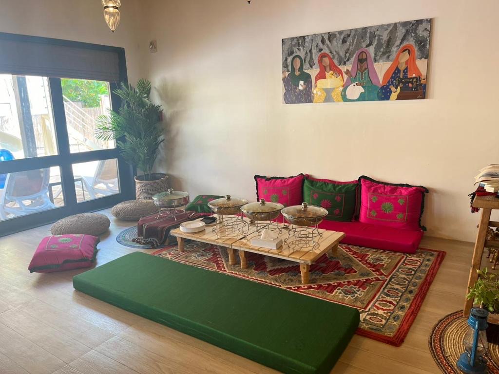 Zaree Khasab: inviting shop interior atmosphere