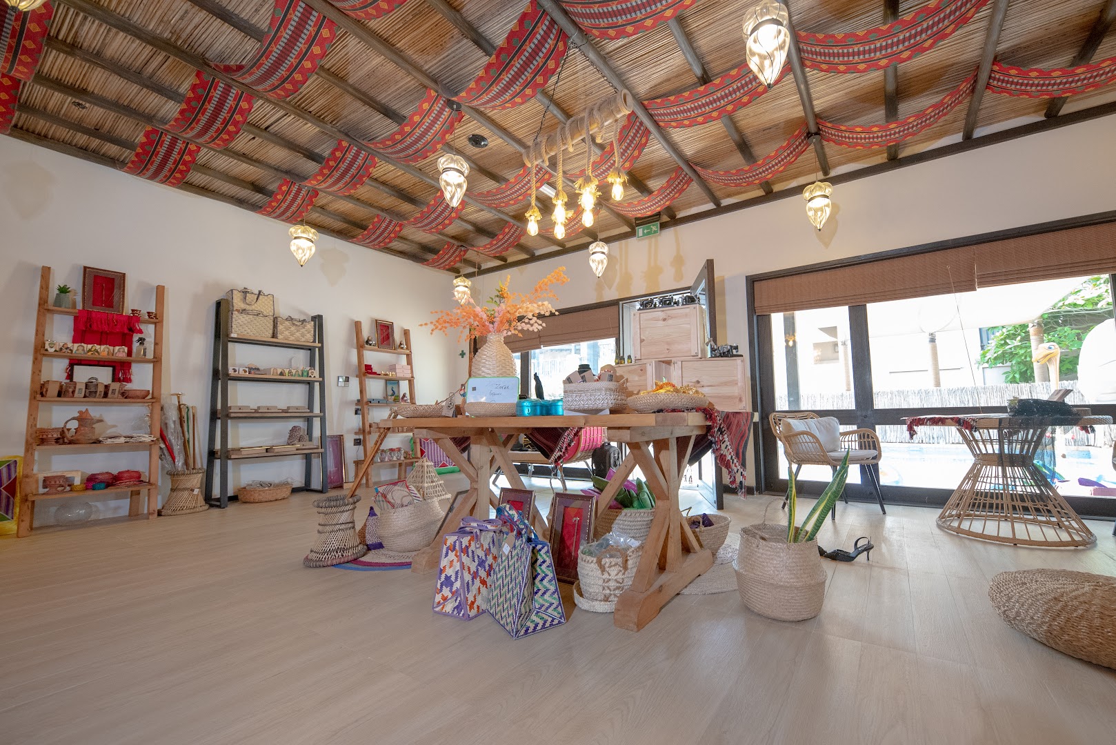 Zaree Khasab: high quality interior shop photo