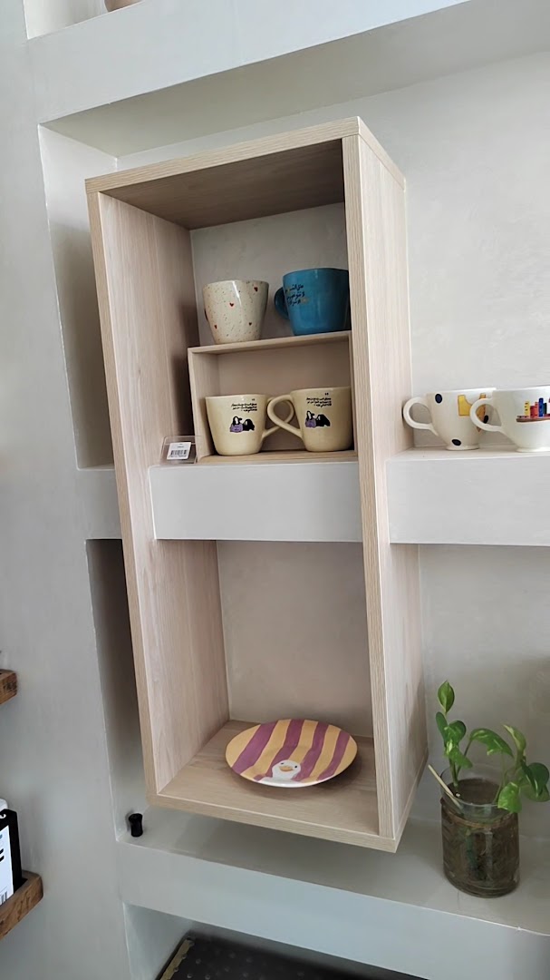Zaree Khasab: clear display of shop products