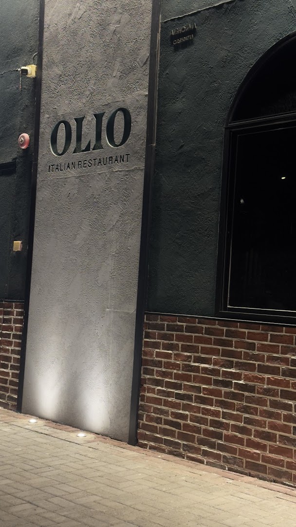 Olio Italian Restaurant: clear, professional exterior shot