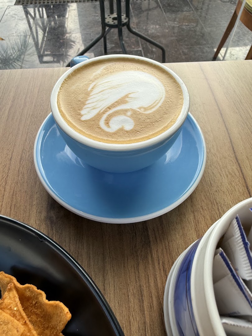 2oz Cafe: appealing latte art photo