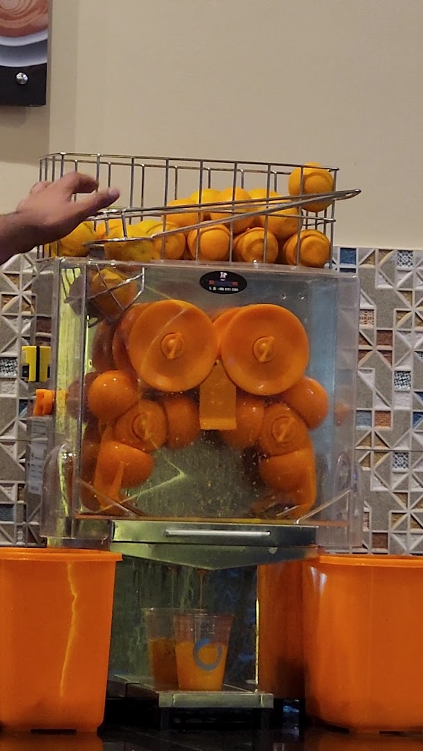 2oz Cafe: fresh juice preparation process