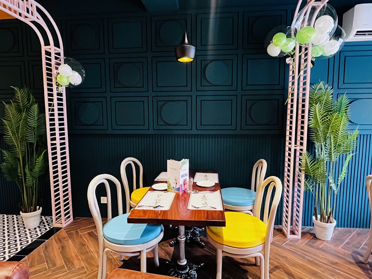 Coco Cubano: attractive, well-lit interior shot