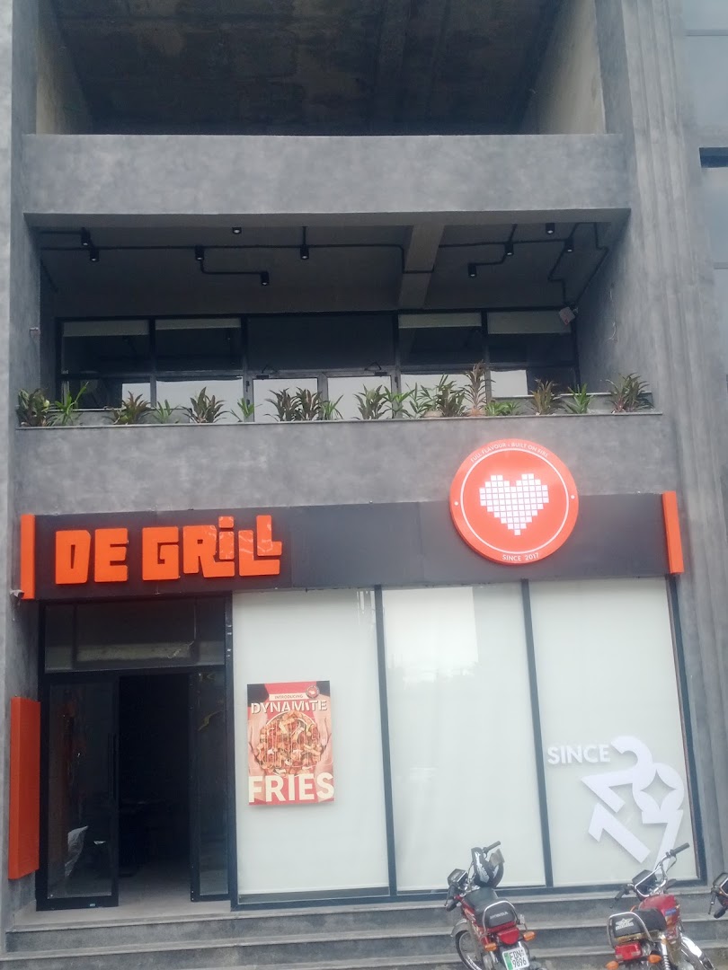 De Grill: clear exterior shot of restaurant