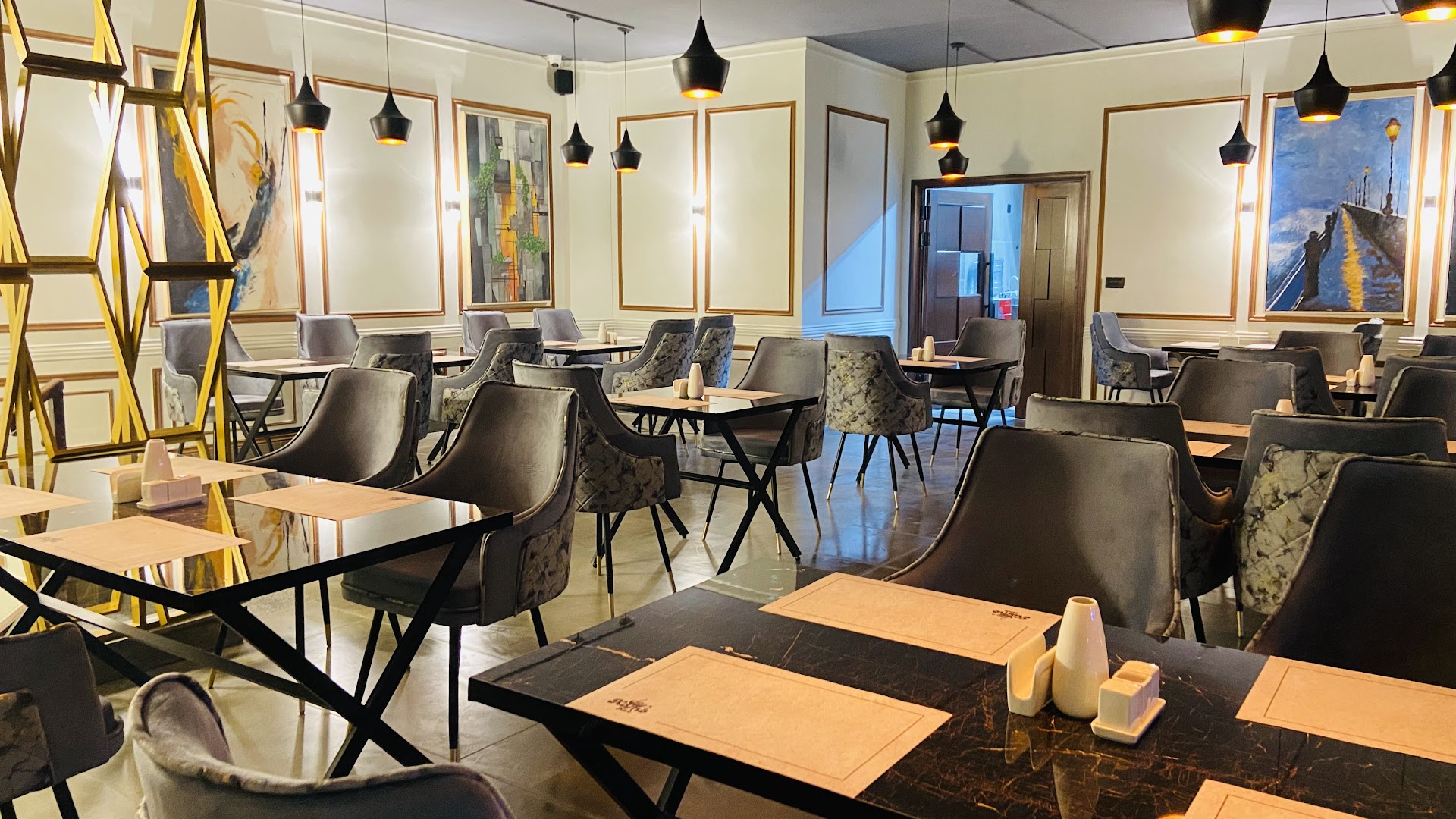 Kamb Kafé: clear, inviting restaurant interior shot