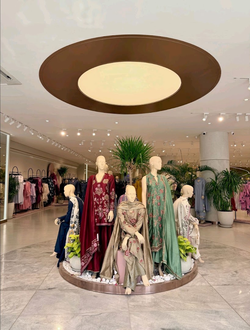Khaadi: clear, professional shop interior display