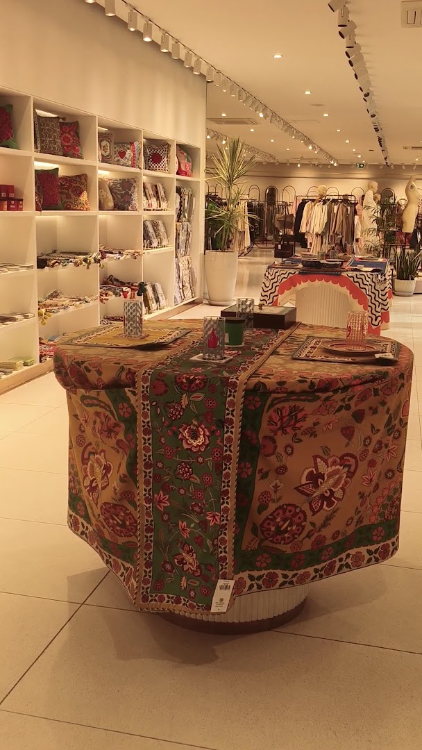 Khaadi: clear display of shop products