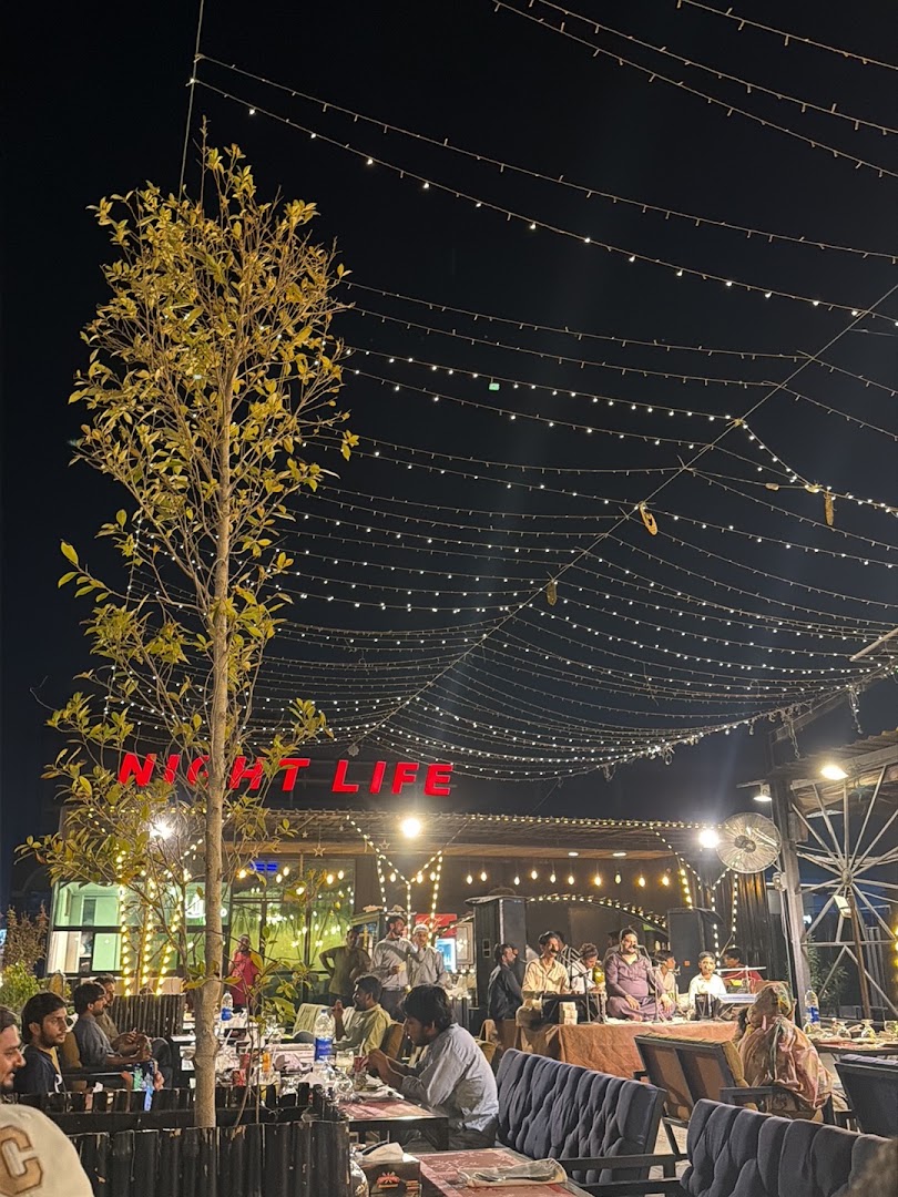 Nightlife Rooftop Restaurant: inviting atmosphere and clear view