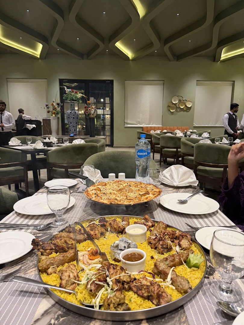 Paradise Restaurant: appetizing food and restaurant interior