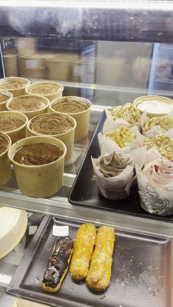 Zen Restaurant: appetizing display of restaurant desserts