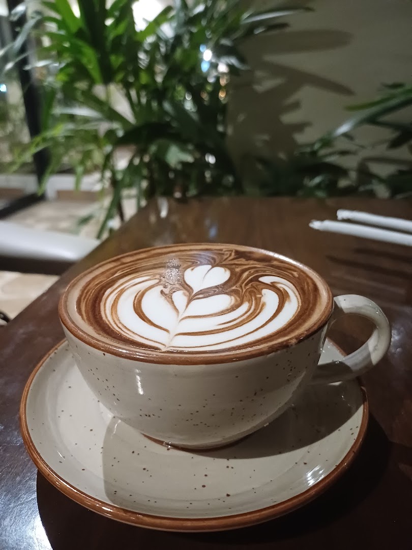 Brew District Cafe: high quality latte art photo