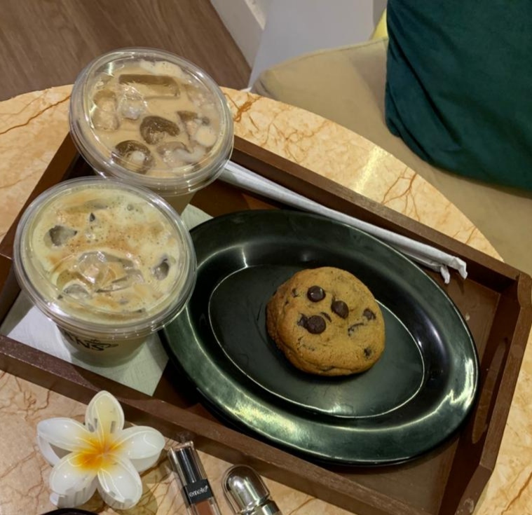 Brew Beans Coffee Bar: appetizing photo of coffee and cookie
