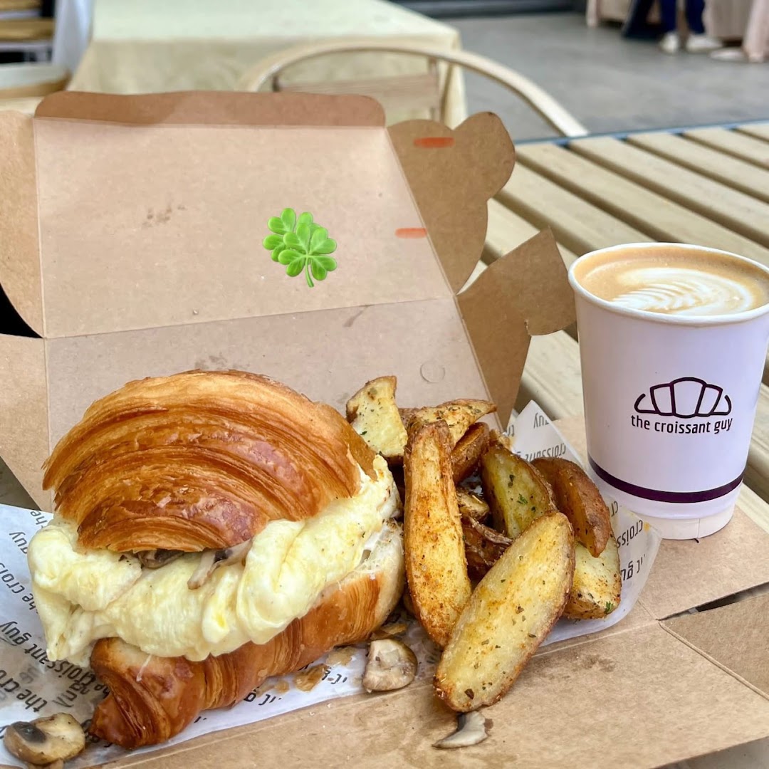 Croissant Guy: appetizing food and clear branding