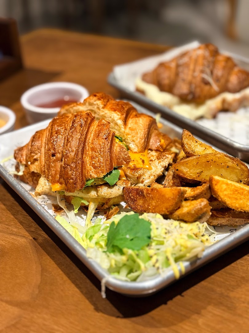 Croissant Guy: appetizing, high-quality food photography