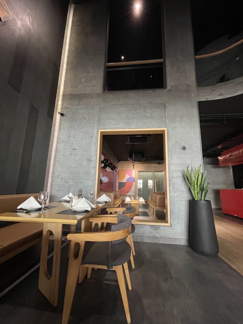 Da Noi: attractive interior restaurant atmosphere
