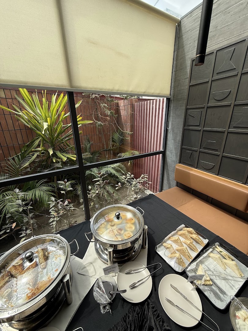 Da Noi: appetizing food display and atmosphere