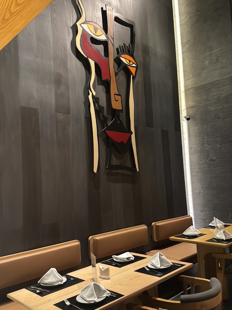 Da Noi: restaurant interior and decor