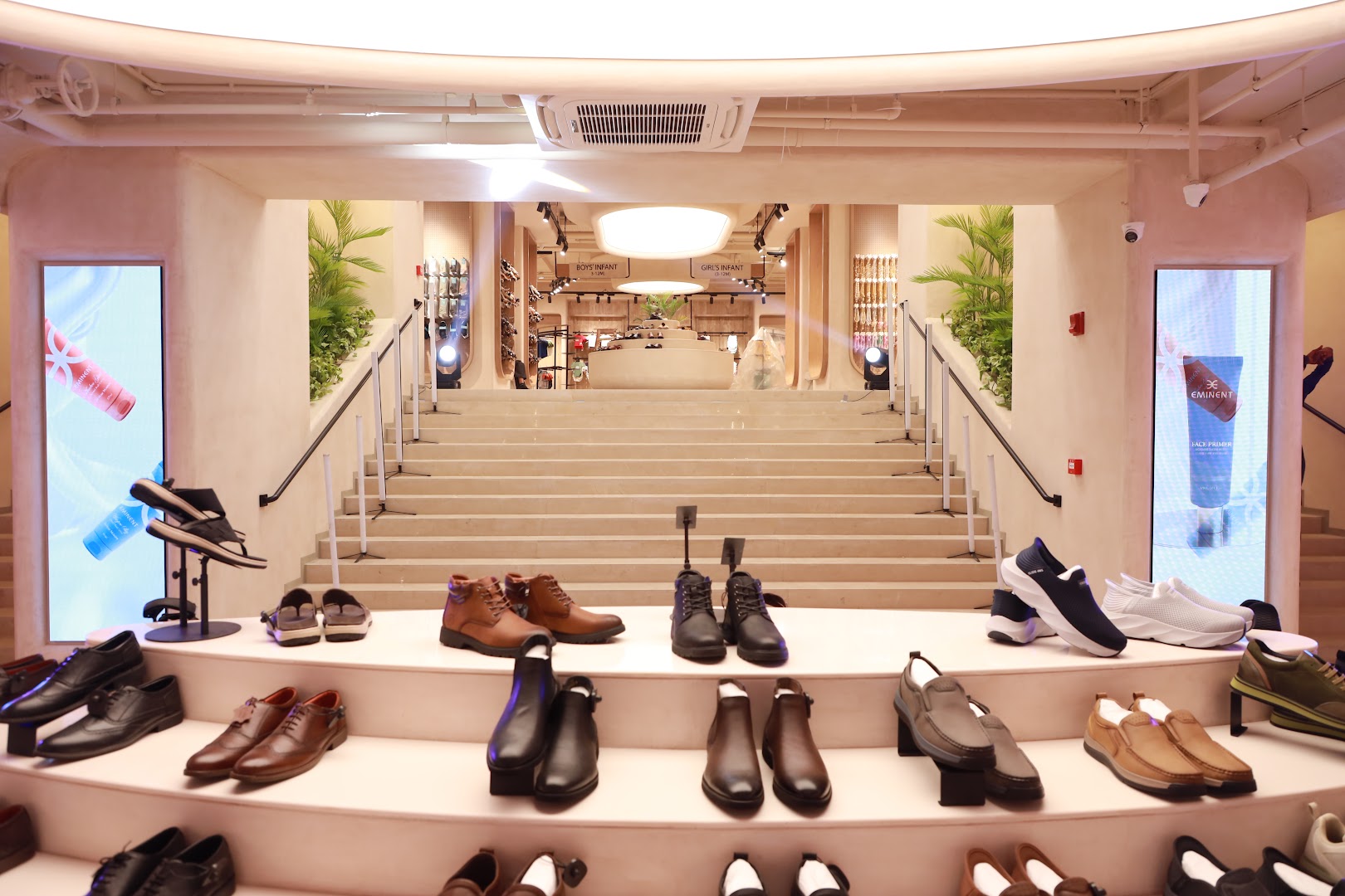 Eminent: professional interior shop display photo
