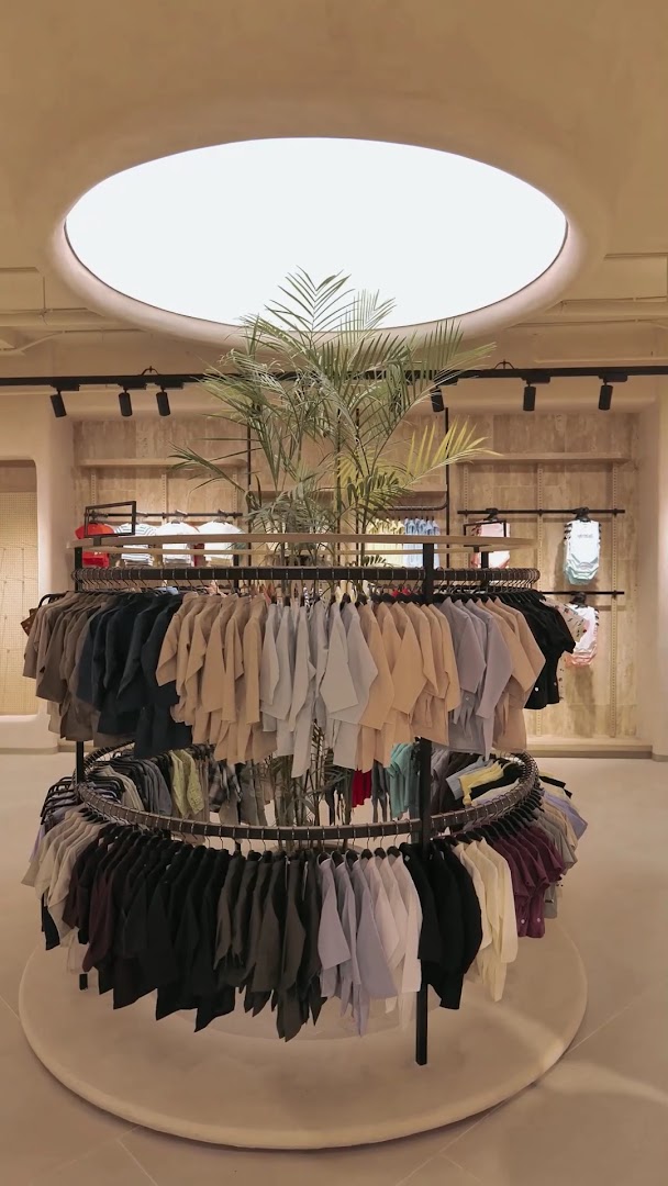 Eminent: attractive shop interior and display