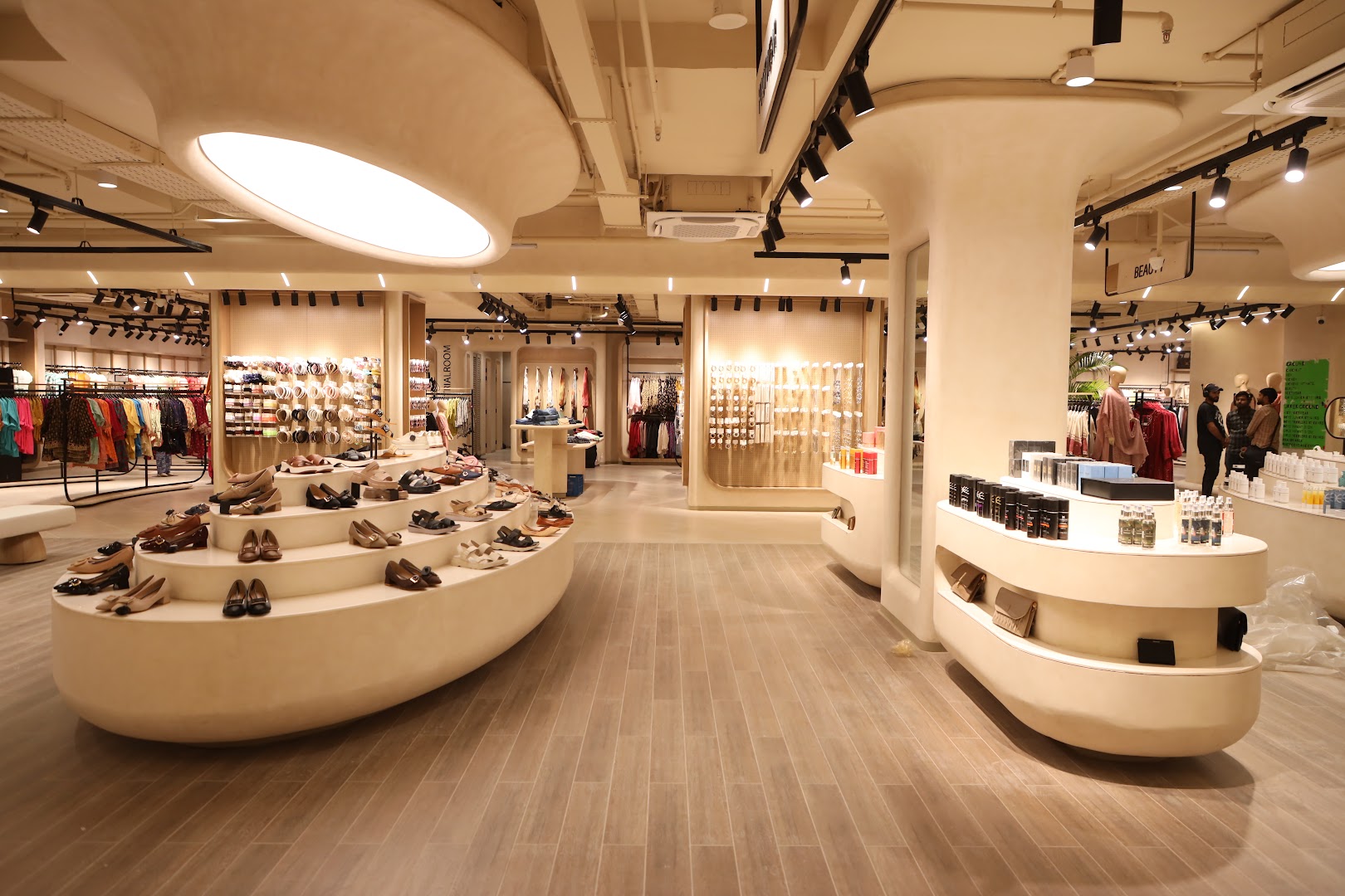 Eminent: professional interior shop display photo