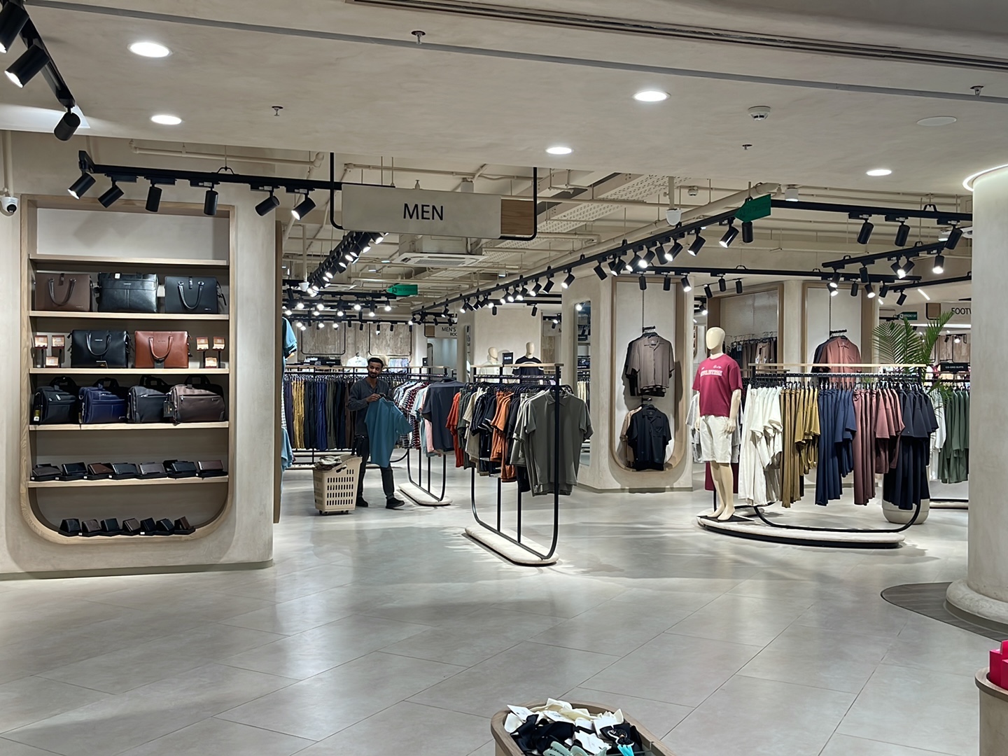 Eminent: clear, professional shop interior photo