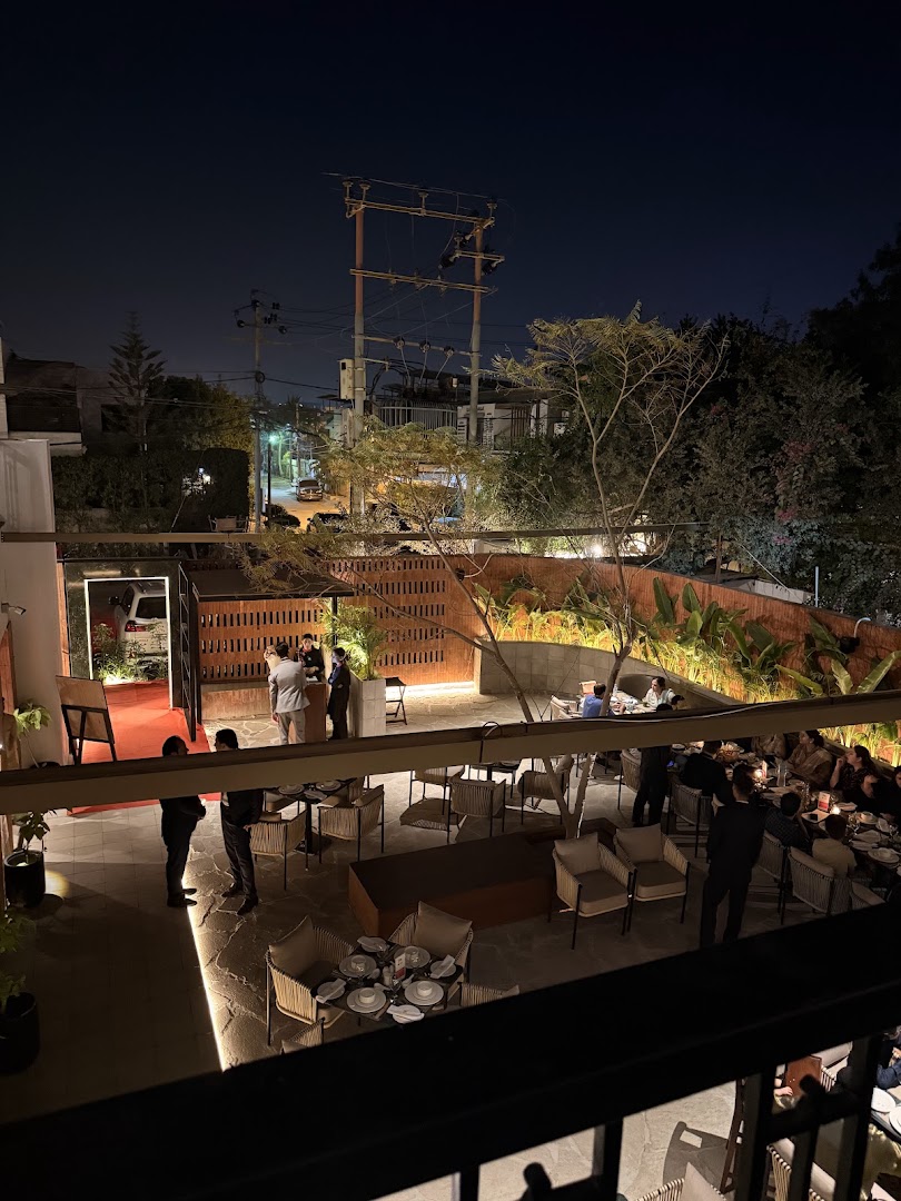 English Tea House: attractive evening atmosphere and setting