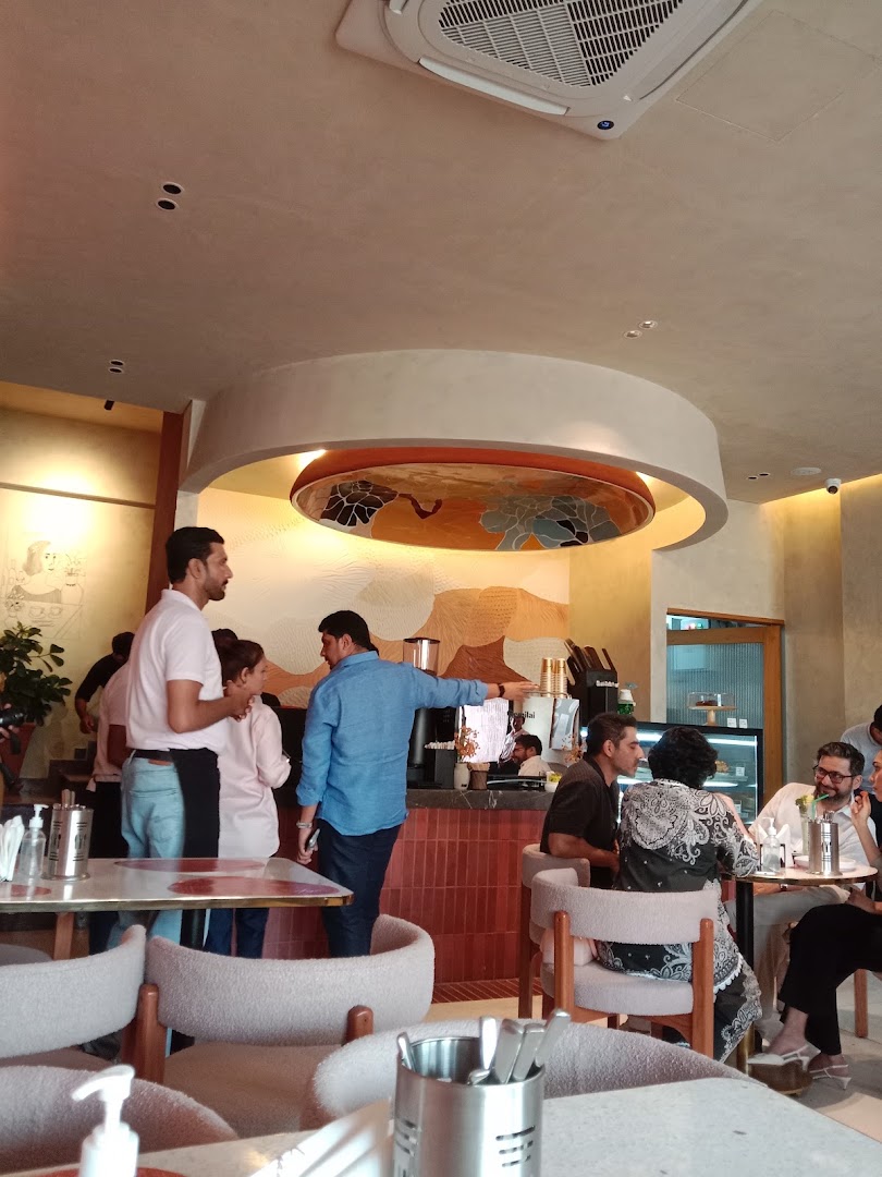 FeyaaPK: inviting restaurant atmosphere