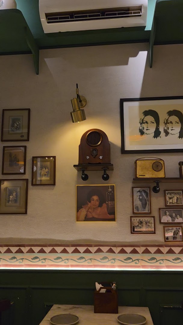 K Pav: restaurant interior and decor