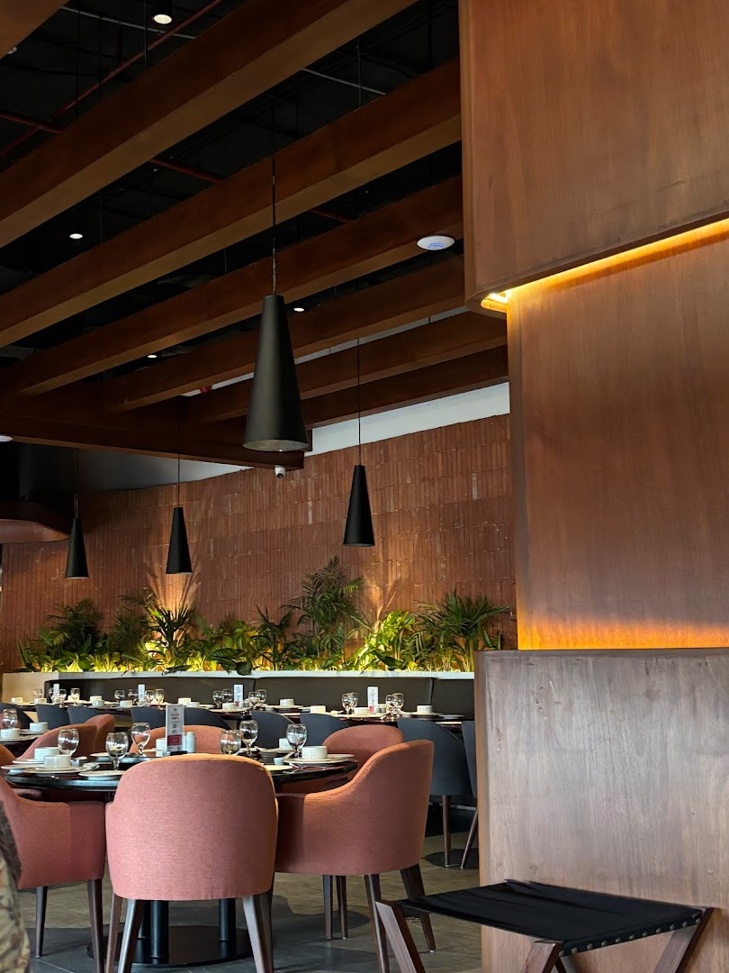 Yum Chinese & Thai: high quality interior atmosphere shot