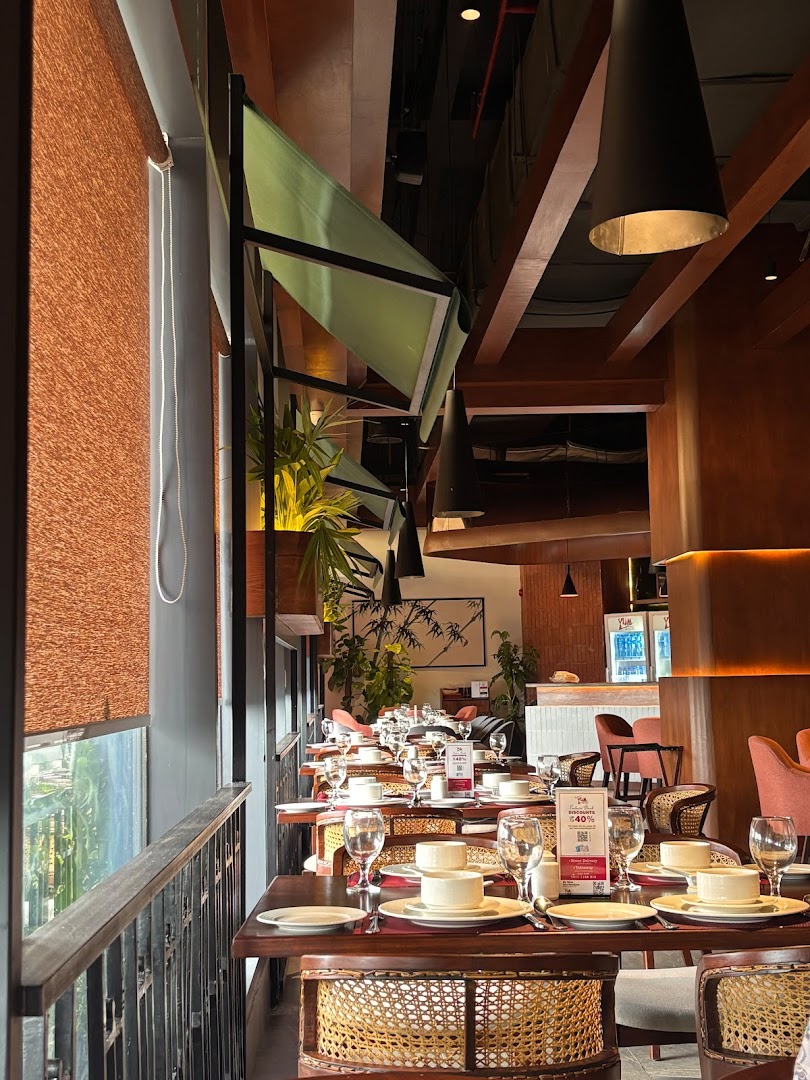 Yum Chinese & Thai: high quality interior restaurant shot