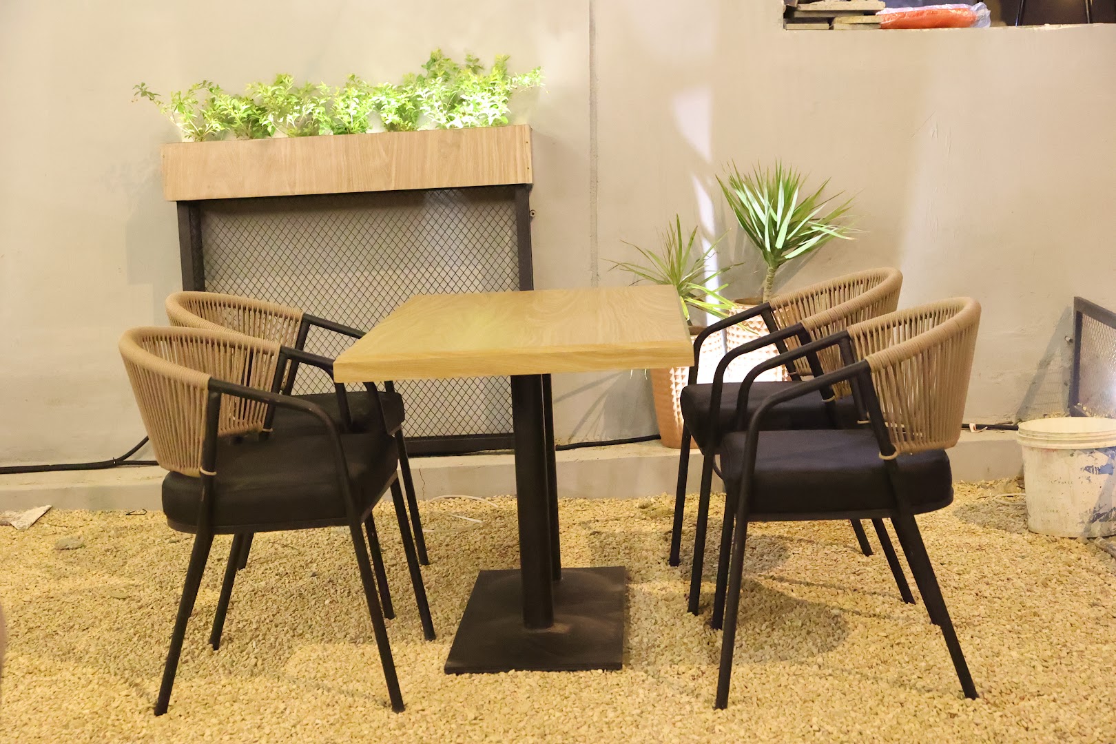 Zaki G: clear photo of restaurant seating
