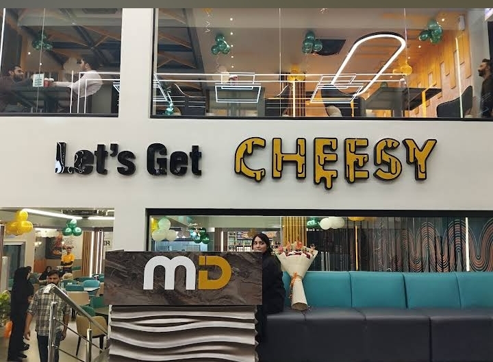 Mezzadine: clear view of restaurant interior
