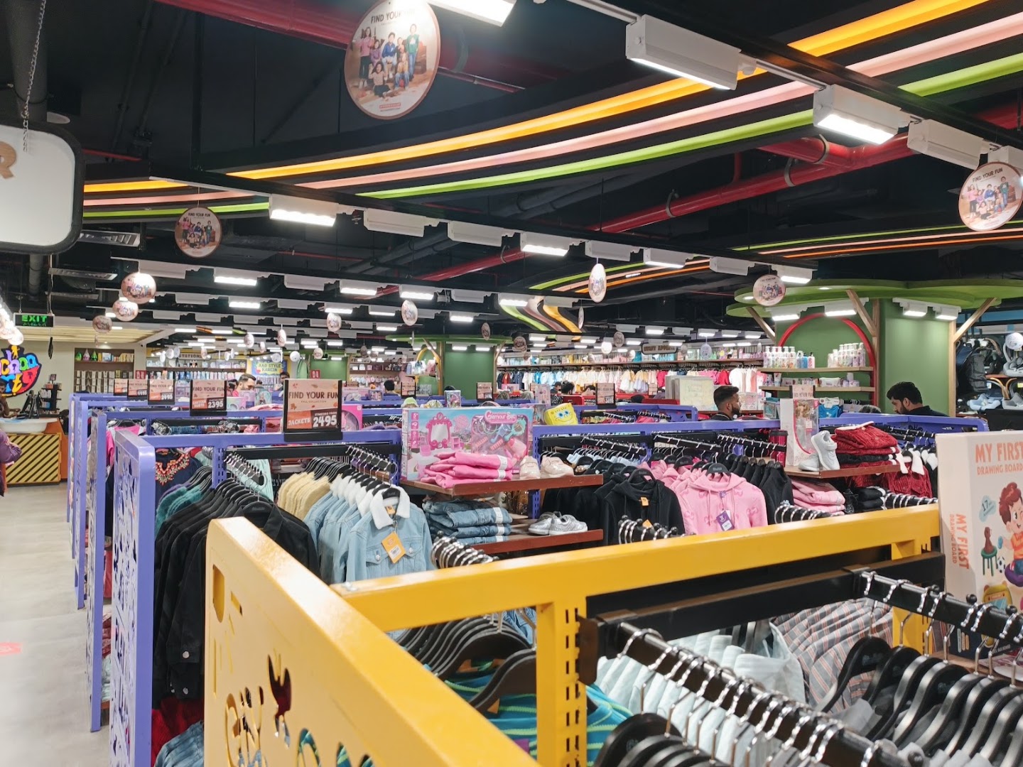 Bachaa Party: clear view of shop interior