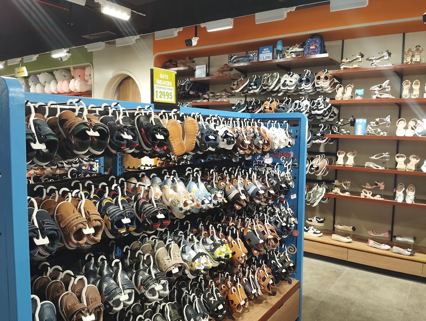 Bachaa Party: clear display of shop products