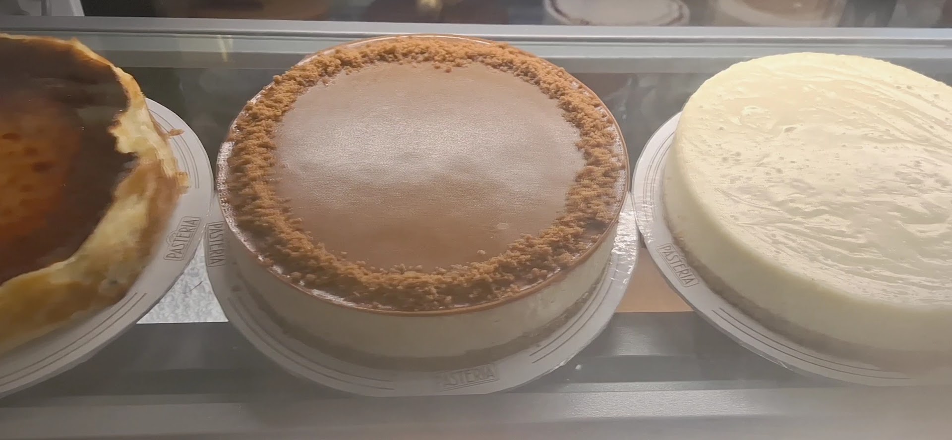 Pasteria: appetizing display of fresh cakes