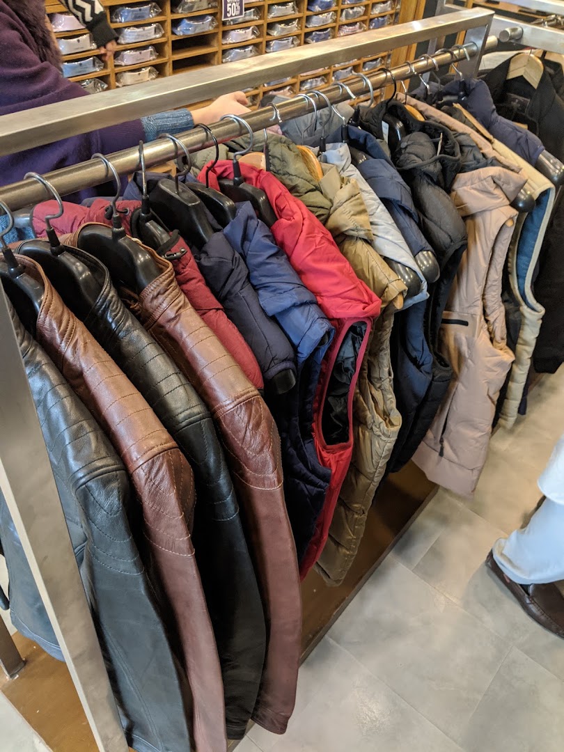 Royal Tag: clear display of shop products