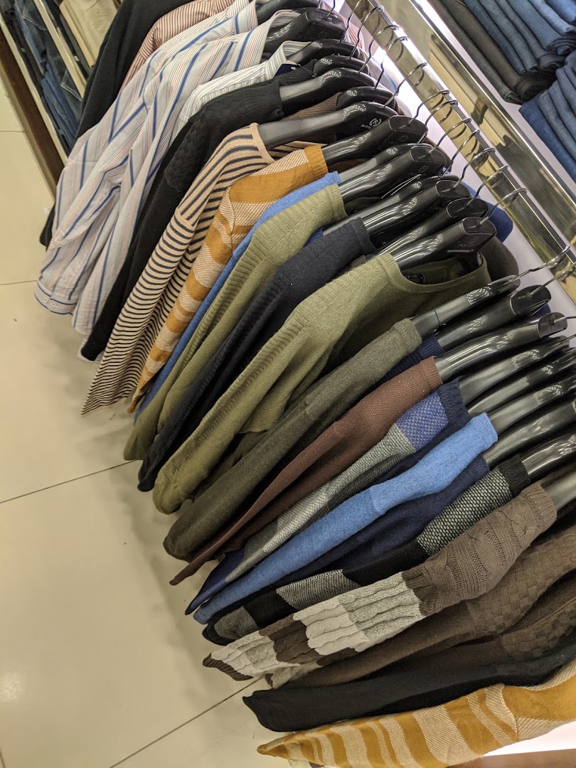 Royal Tag: clear display of shop products