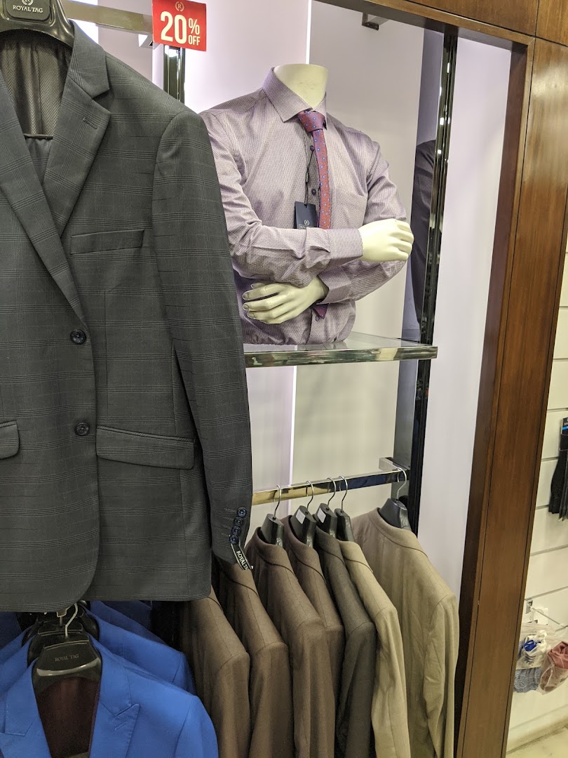 Royal Tag: clear display of shop products
