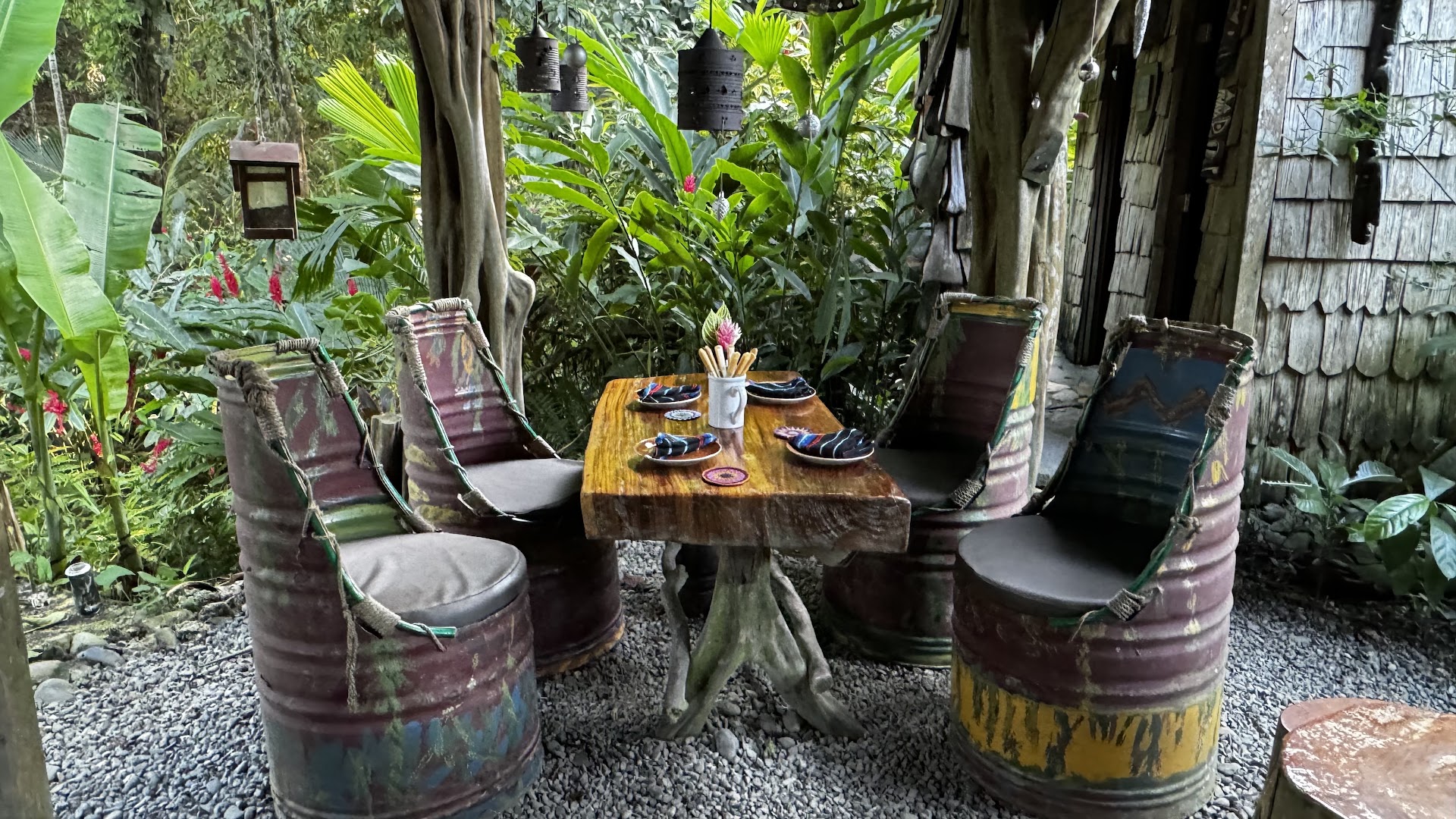 Arboloco: inviting and atmospheric restaurant seating
