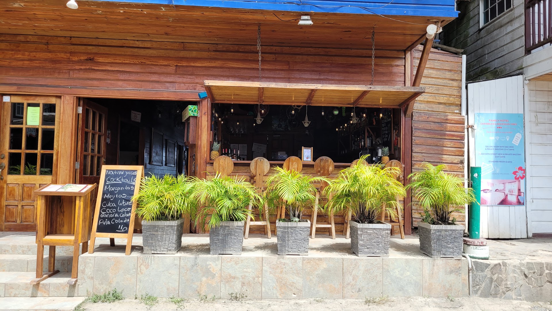 Coco Fastronomy: clear photo of restaurant exterior