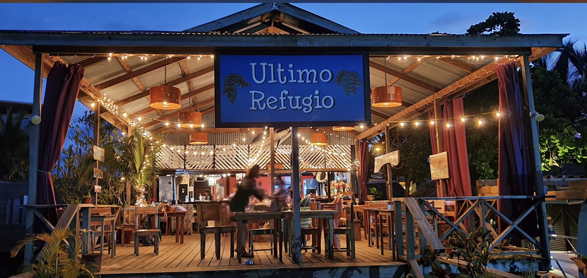 El Último Refugio: attractive, well-lit restaurant exterior shot
