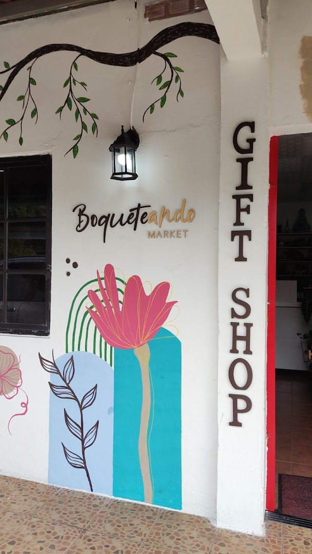 Boqueteando Market: clear and attractive shop exterior