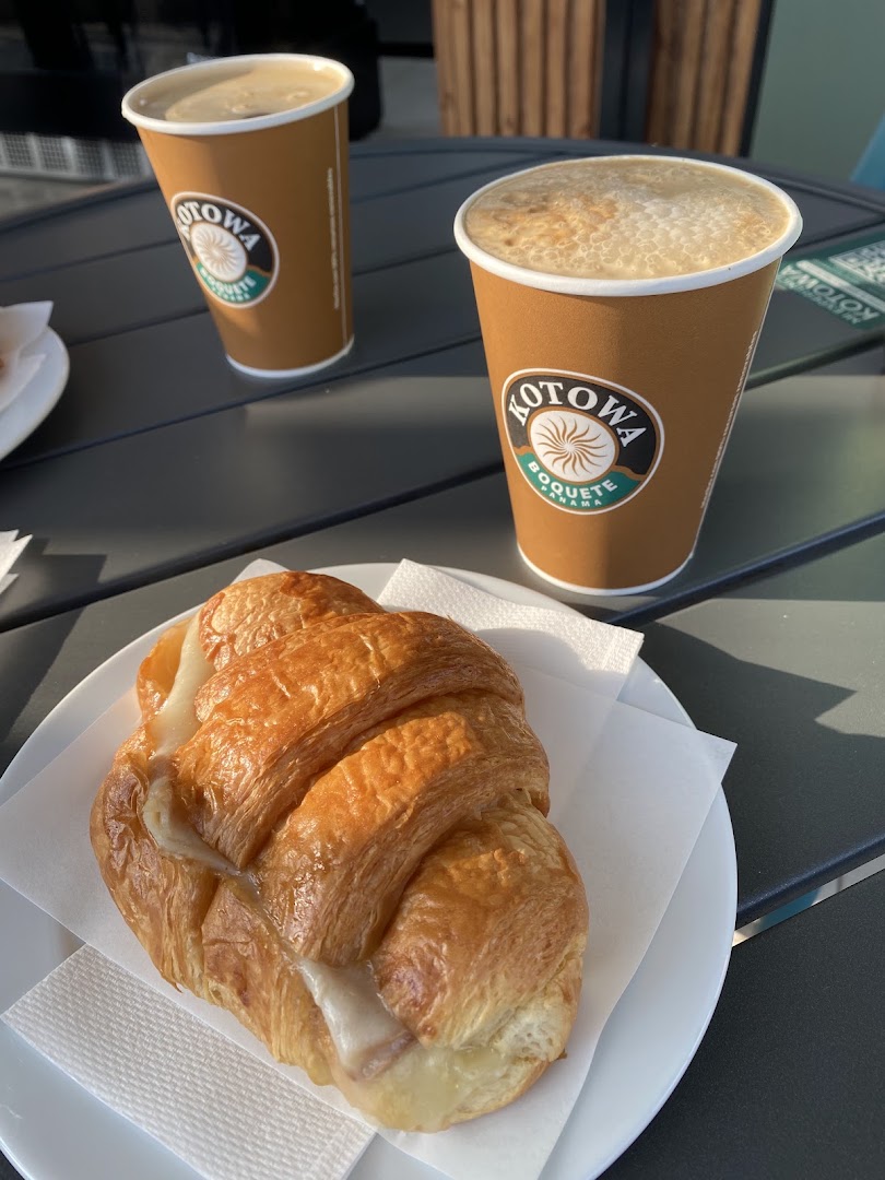 Kotowa Coffee House Chitré: appetizing breakfast food and drinks
